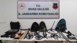 sivasta-define-ararken-jandarmaya-yakalandilar.jpg